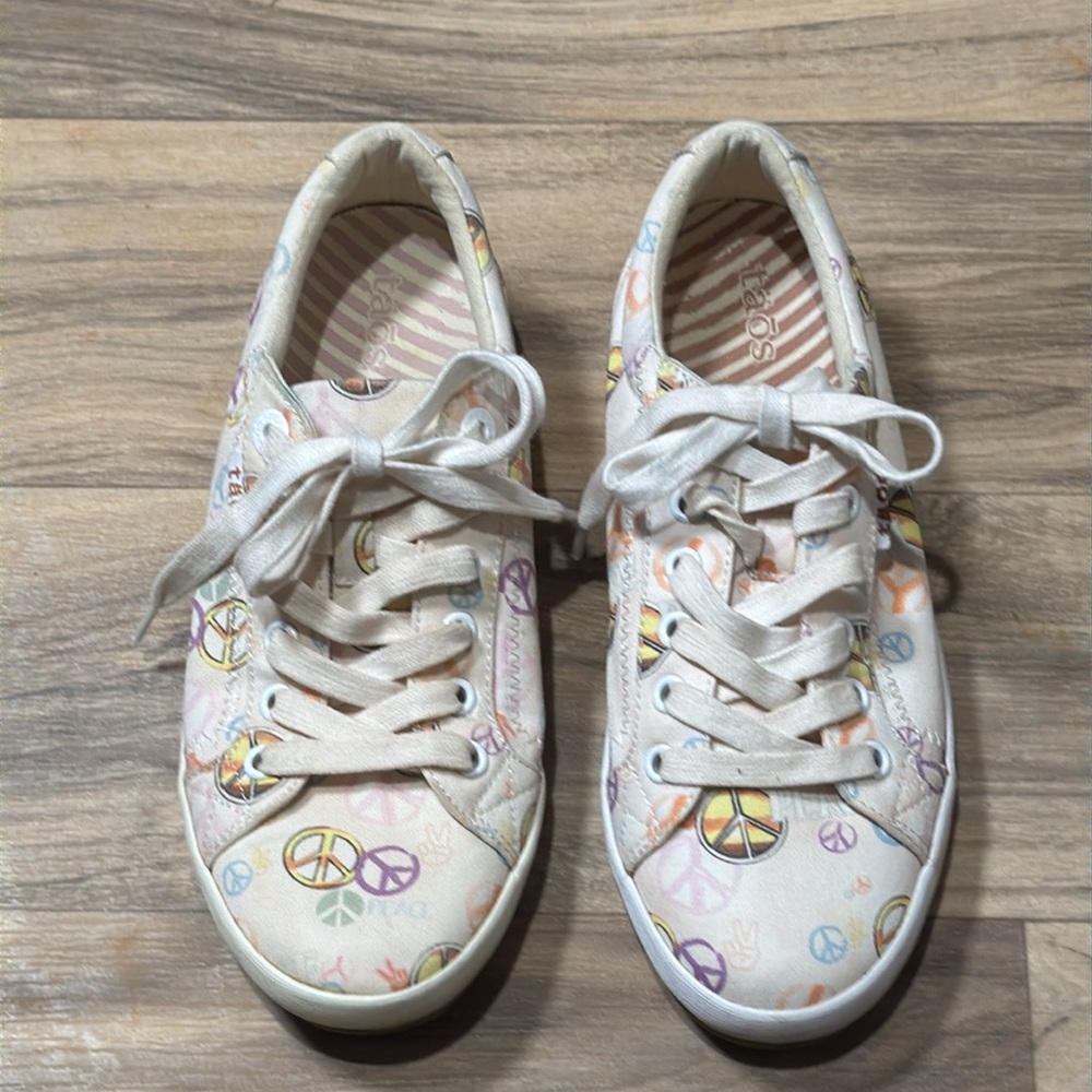 Taos Women’s Peace Sign Hippie‎ Groovy Sneakers Shoe Off-White & Multicolor Sz 6